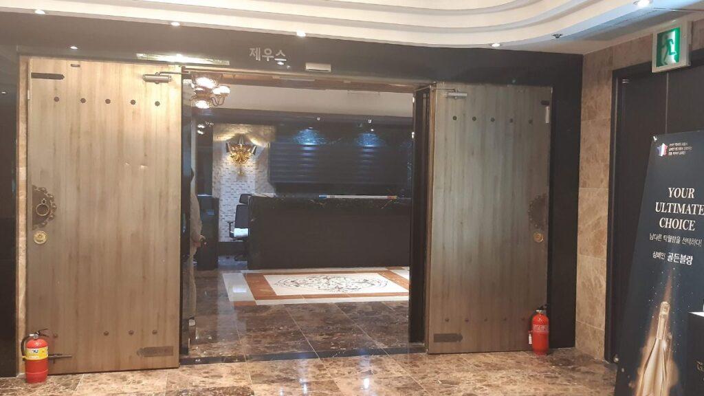 해운대고구려 룸 입구의 대형 양문과 로비 전경이 보이는 고급스러운 실내 인테리어 이미지